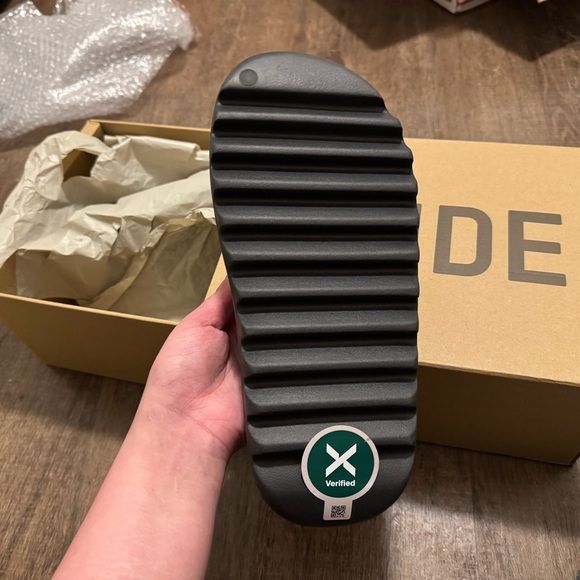 Yeezy Slides - Picture 4 of 5